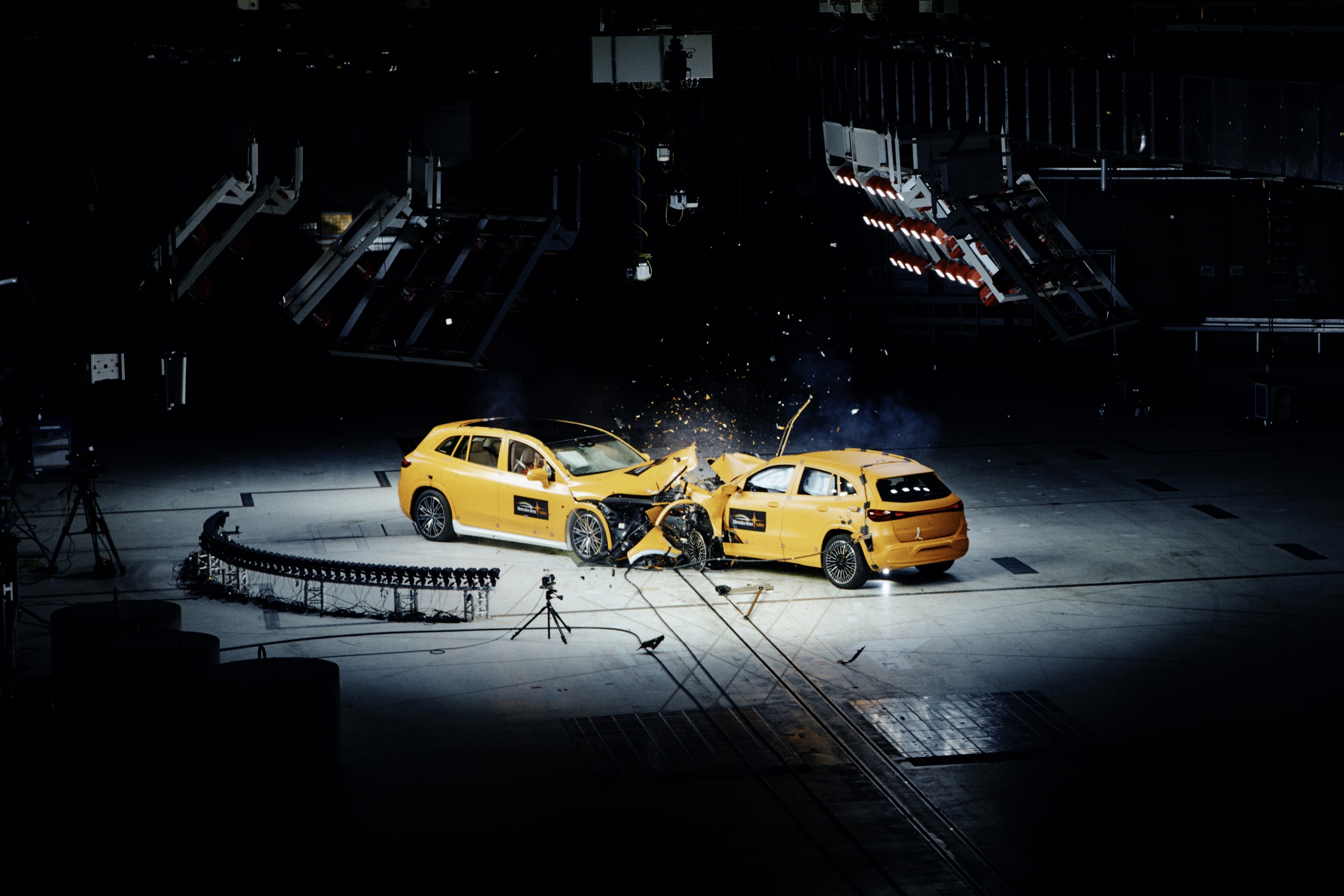 Mercedes-Benz 首創公開電動車撞擊測試結果：