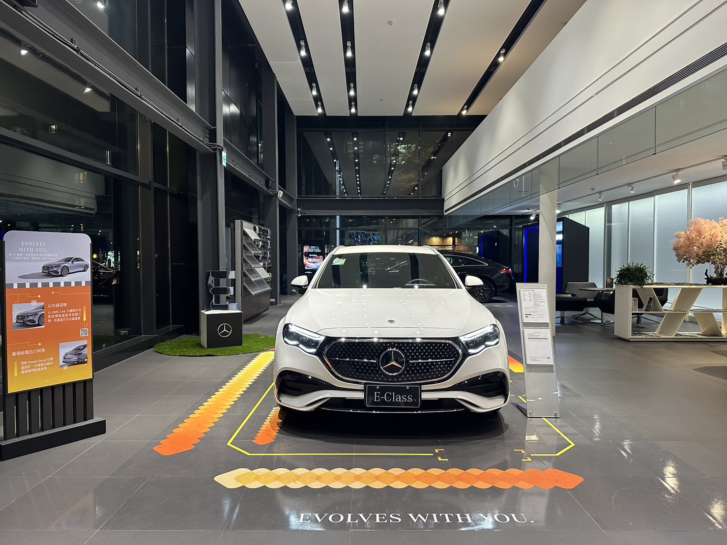 The New E-Class.  展間賞車活動