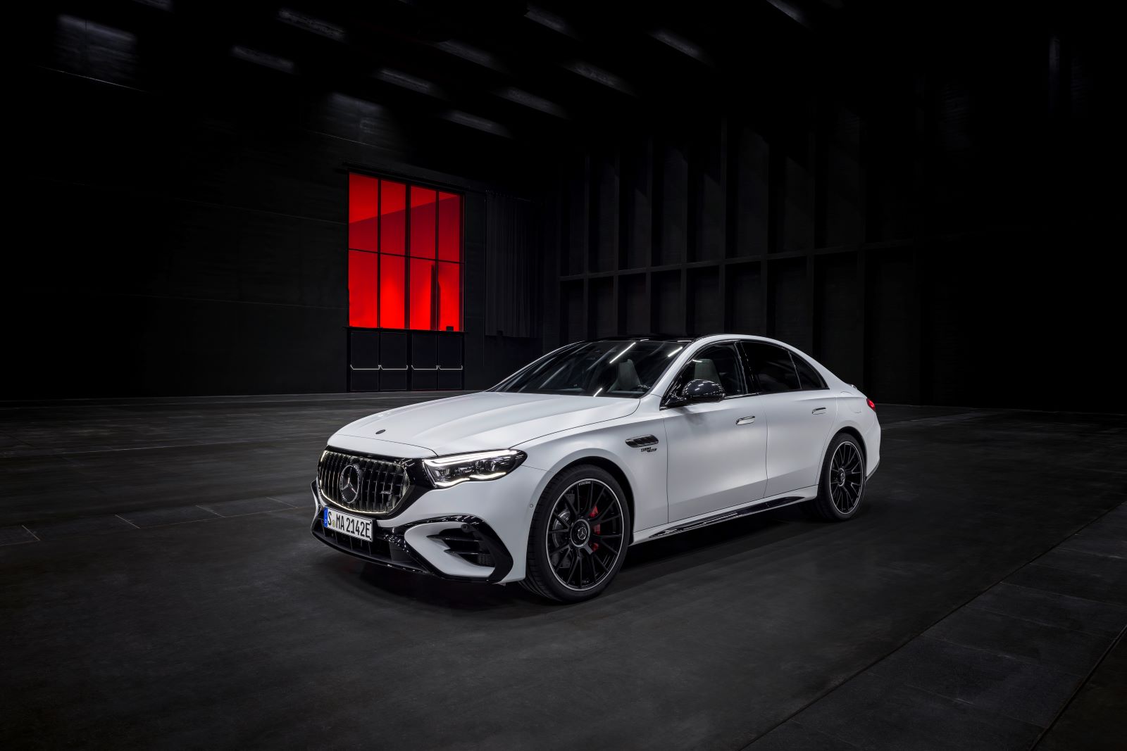 史上首款 E-Class 插電式油電複合性能房車