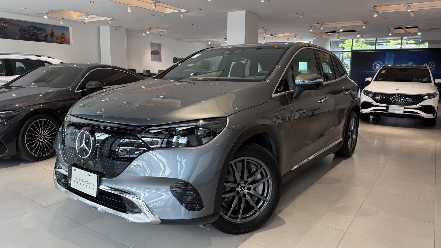 EQE300 SUV