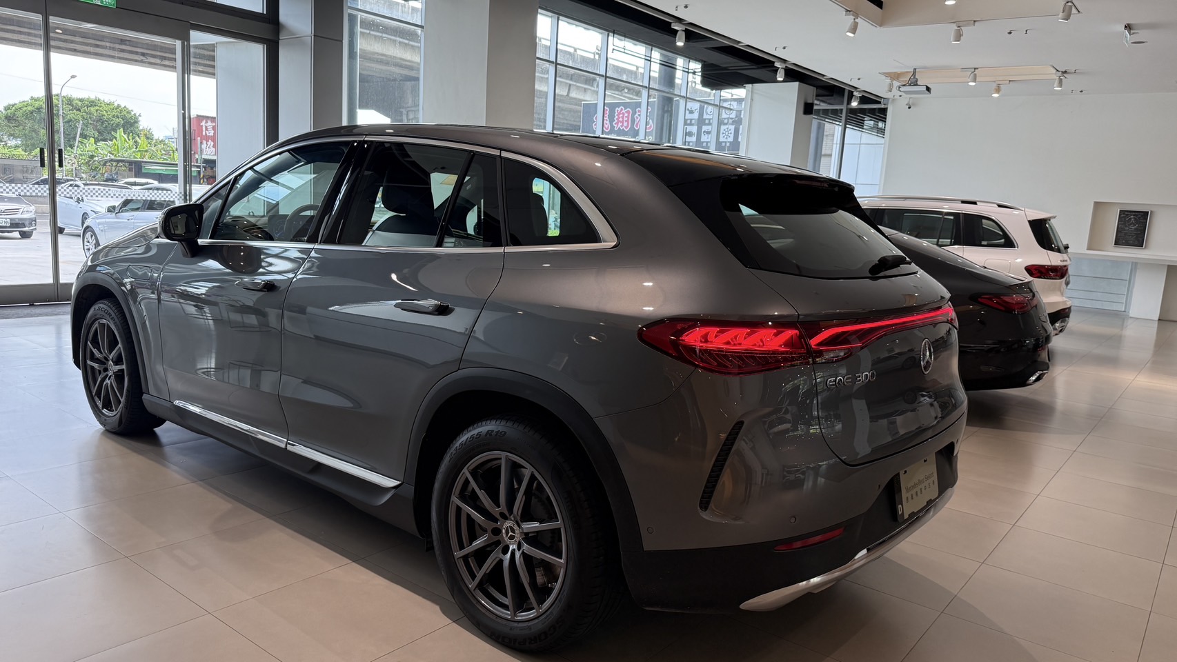 EQE300 SUV