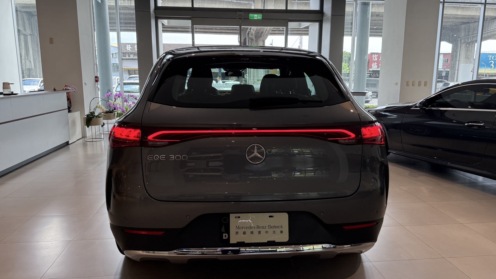 EQE300 SUV
