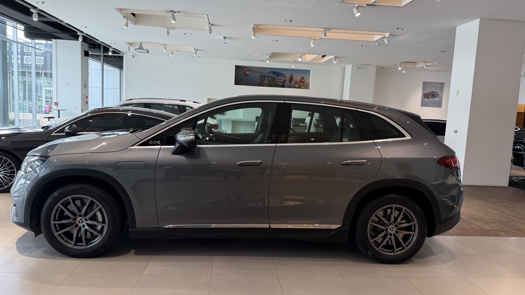 EQE300 SUV